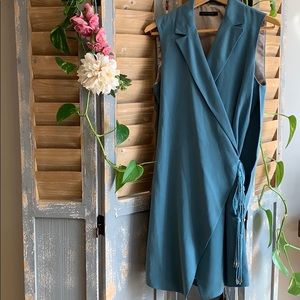 Elie Tahari lined funky back draped wrap vest🦋